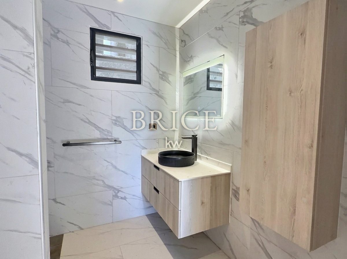 Villa triplex neuve avec piscine, Pamatai Hills