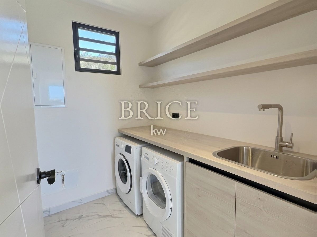 Villa triplex neuve avec piscine, Pamatai Hills