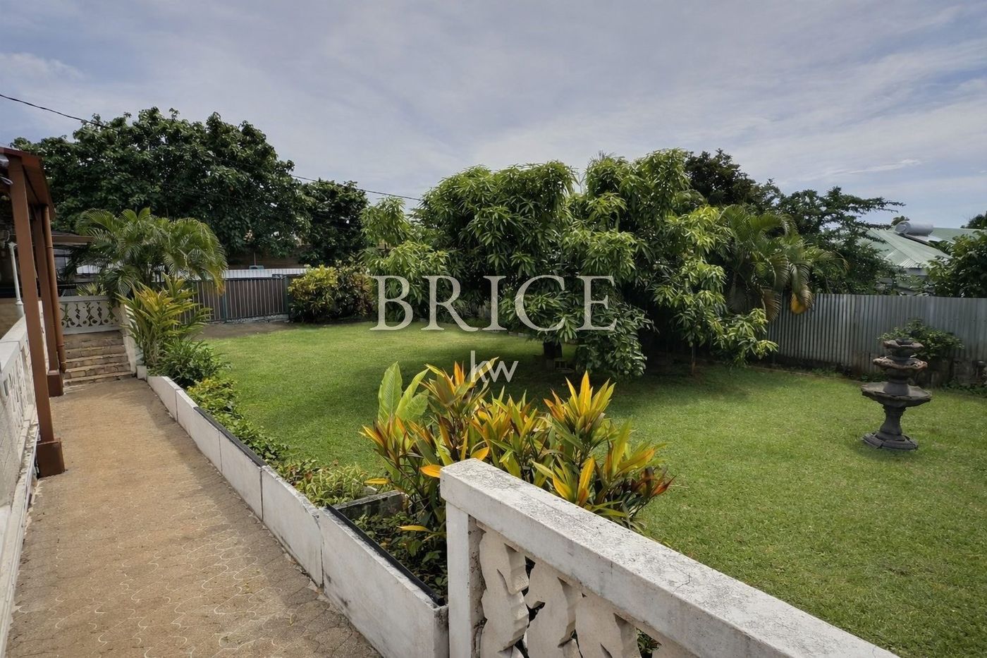 Terrain clos de 506 m² avec piscine, Punavai