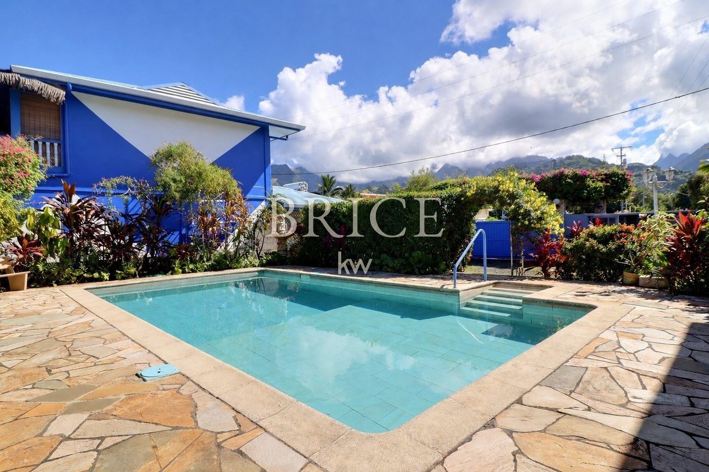 Duplex F3 avec piscine, résidence Fare Vaimiti