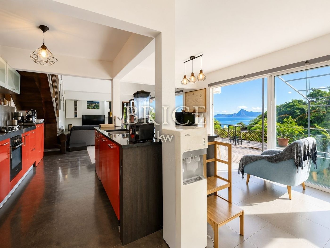 Villa F4 et sa pièce de vie de 80 m², vue Moorea
