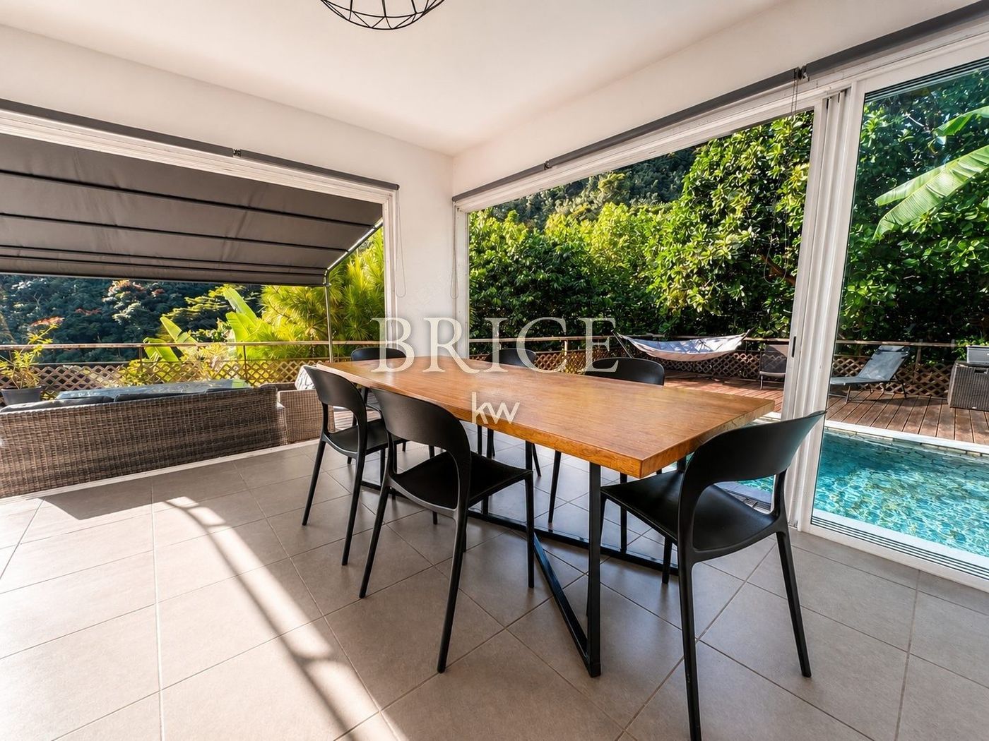 Villa F4 et sa pièce de vie de 80 m², vue Moorea