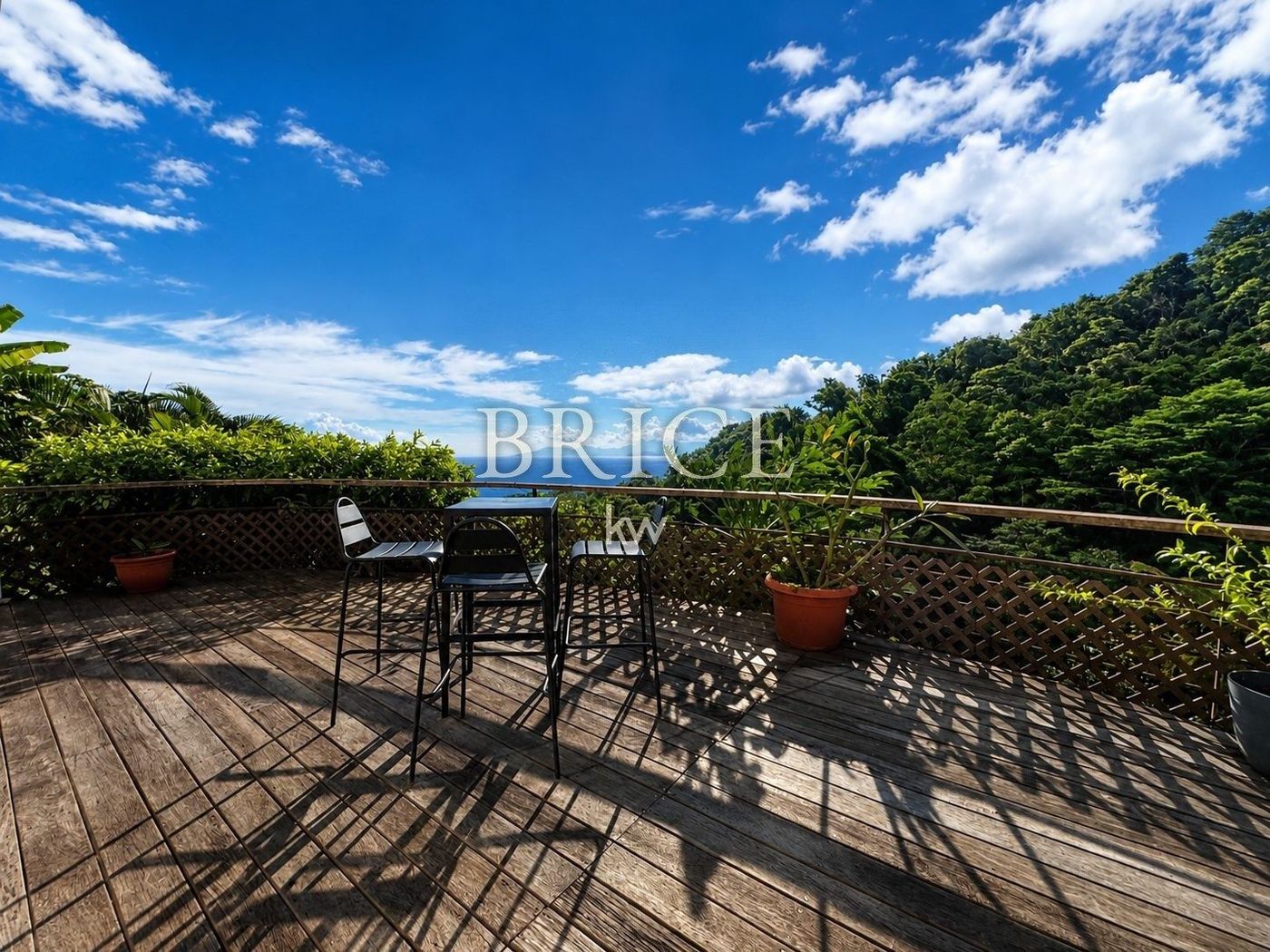 Villa F4 et sa pièce de vie de 80 m², vue Moorea