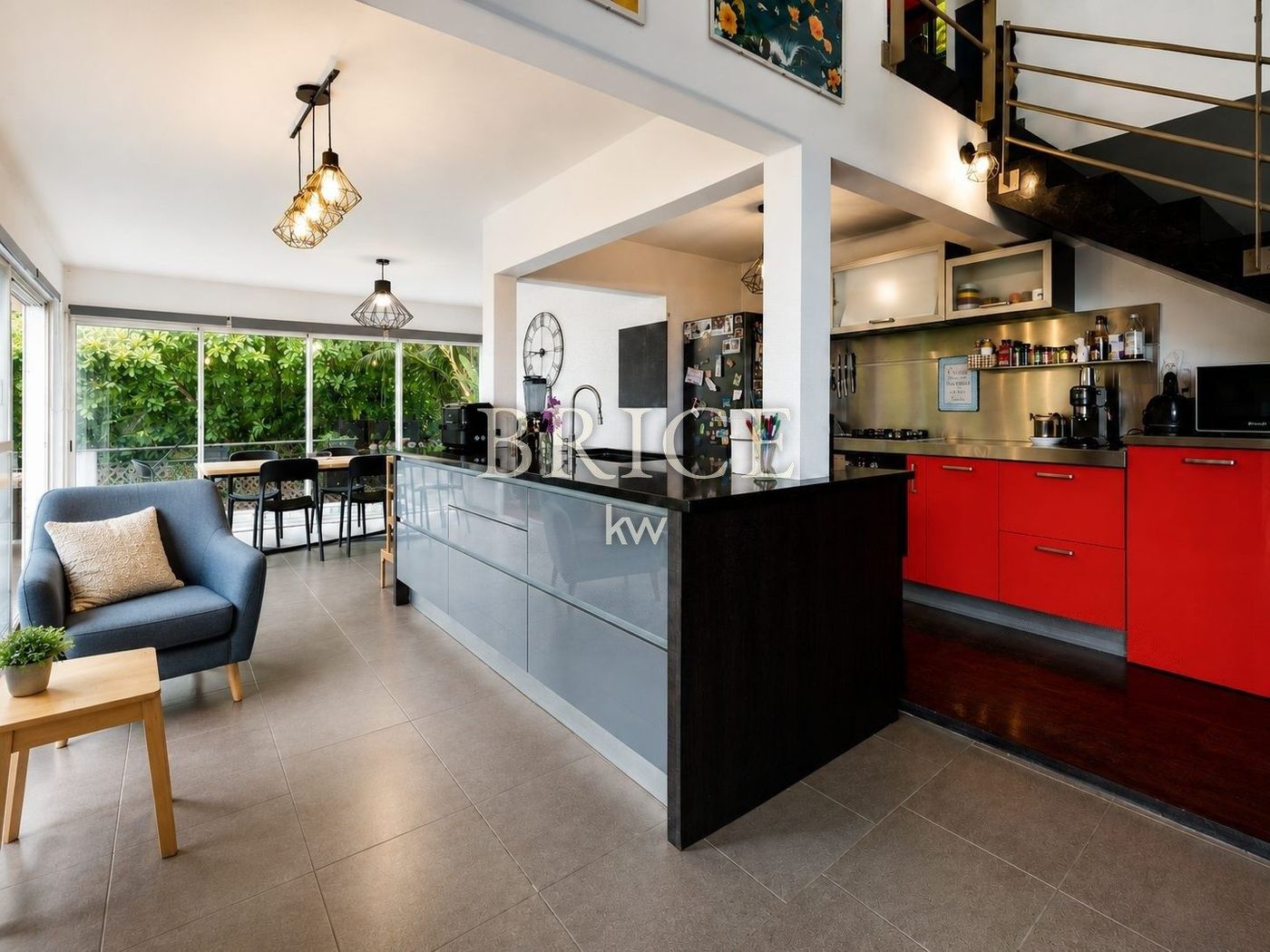 Villa F4 et sa pièce de vie de 80 m², vue Moorea